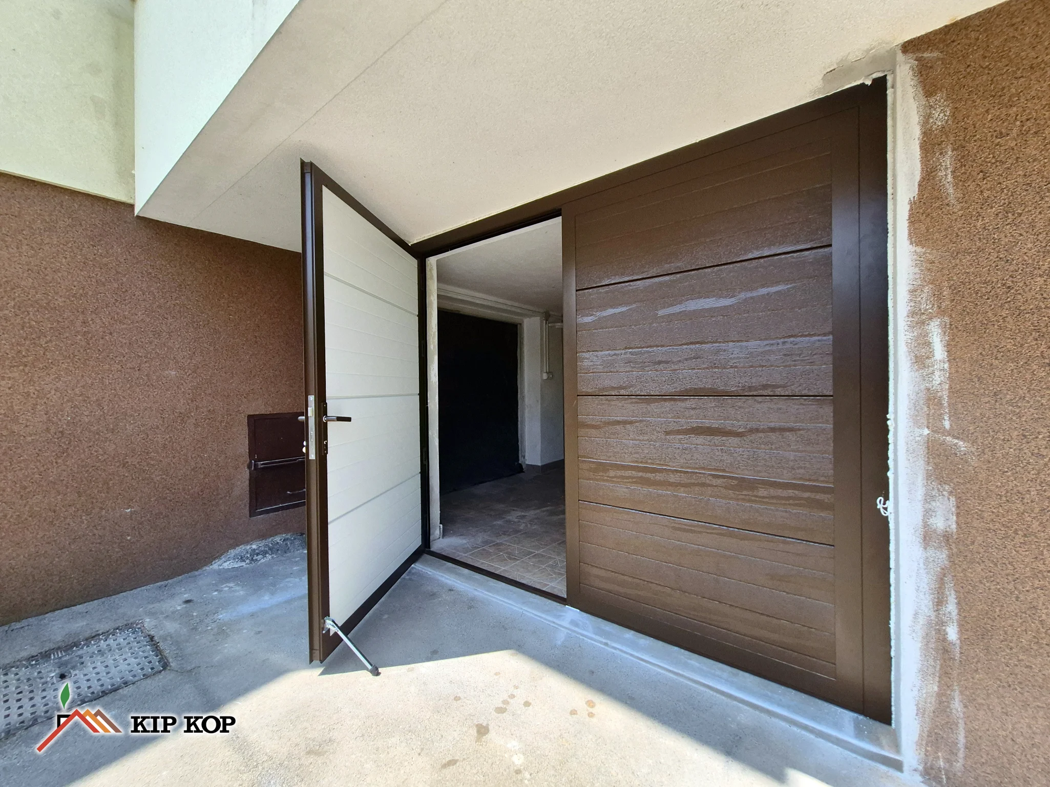 Dvokrilna garažna vrata – enostavna montaža in praktične rešitve